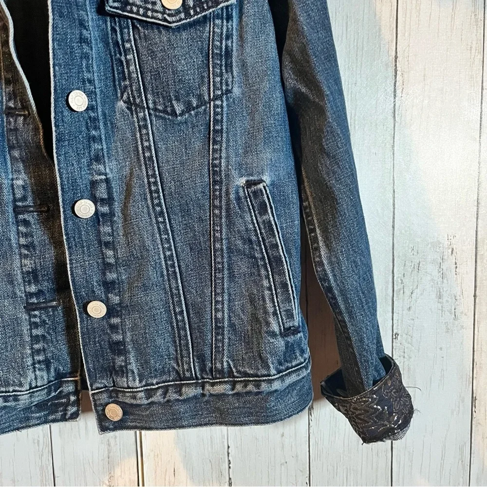 Gap 1969 women’s blue Jean jacket with black floral size small - Picture 3 of 8